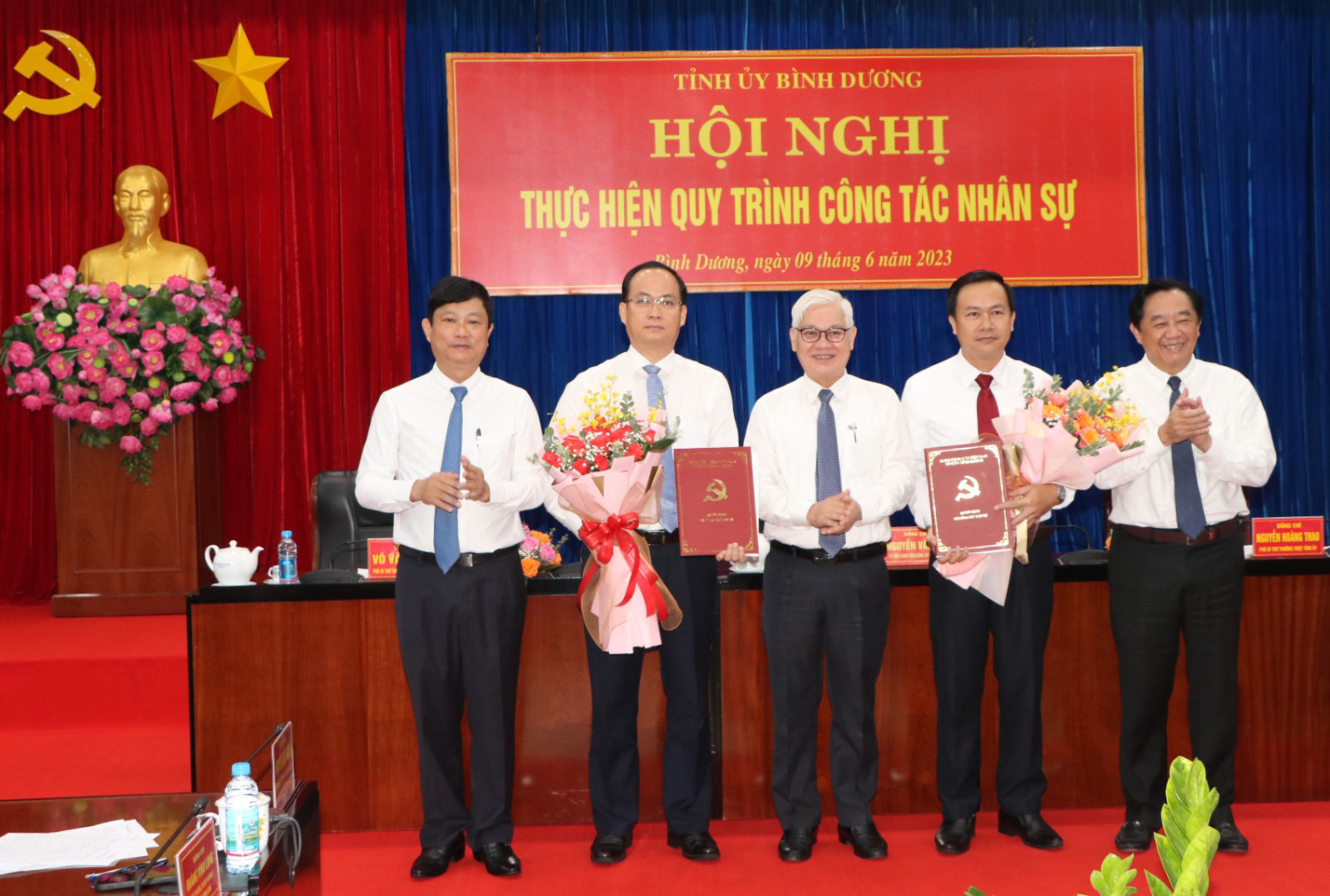 Thường trực Tỉnh ủy chúc mừng đồng chí Nguyễn Khoa Hải và Bùi Hữu Toàn.